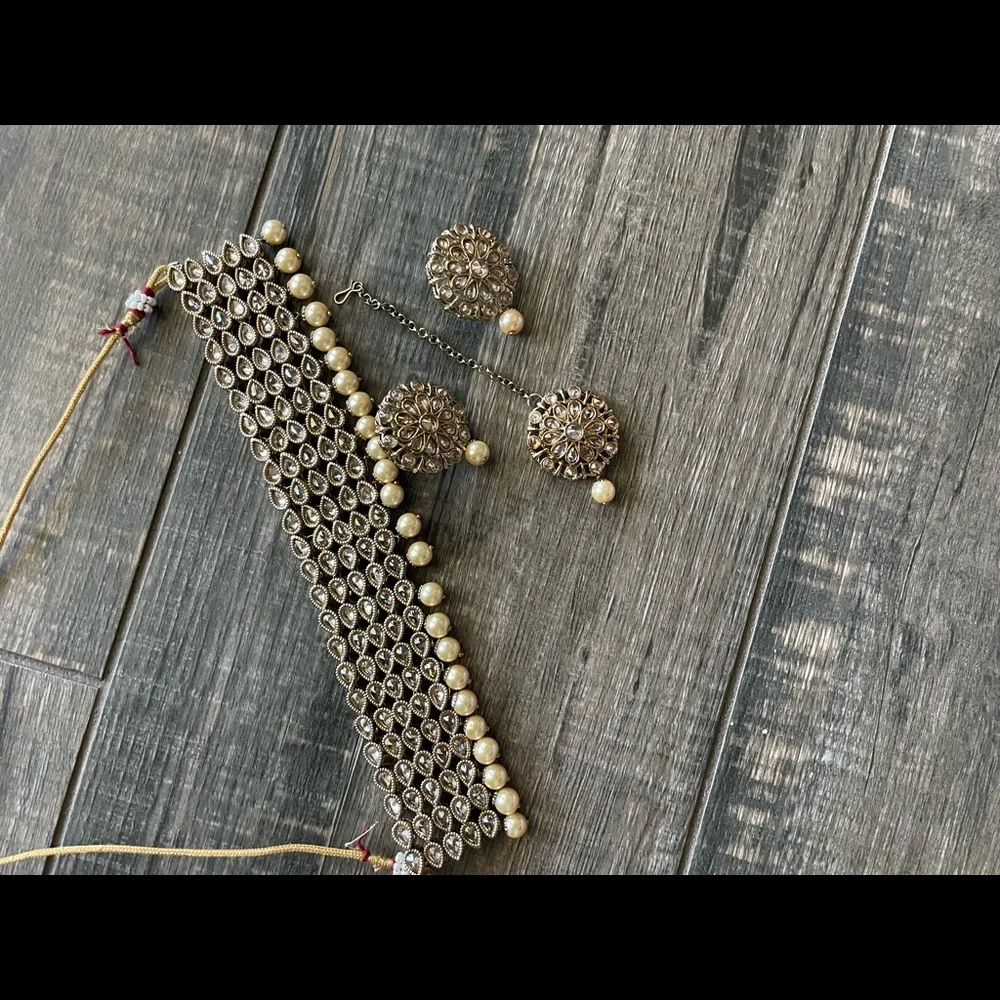 Choker set with earrings and tikka - Picture 6 of 6